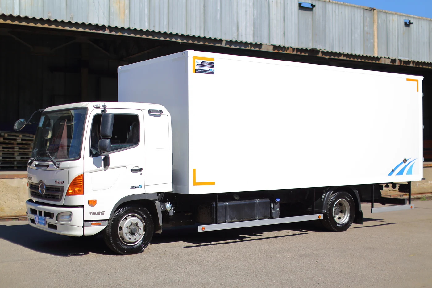 Insulated body COND на шасси Hino 500