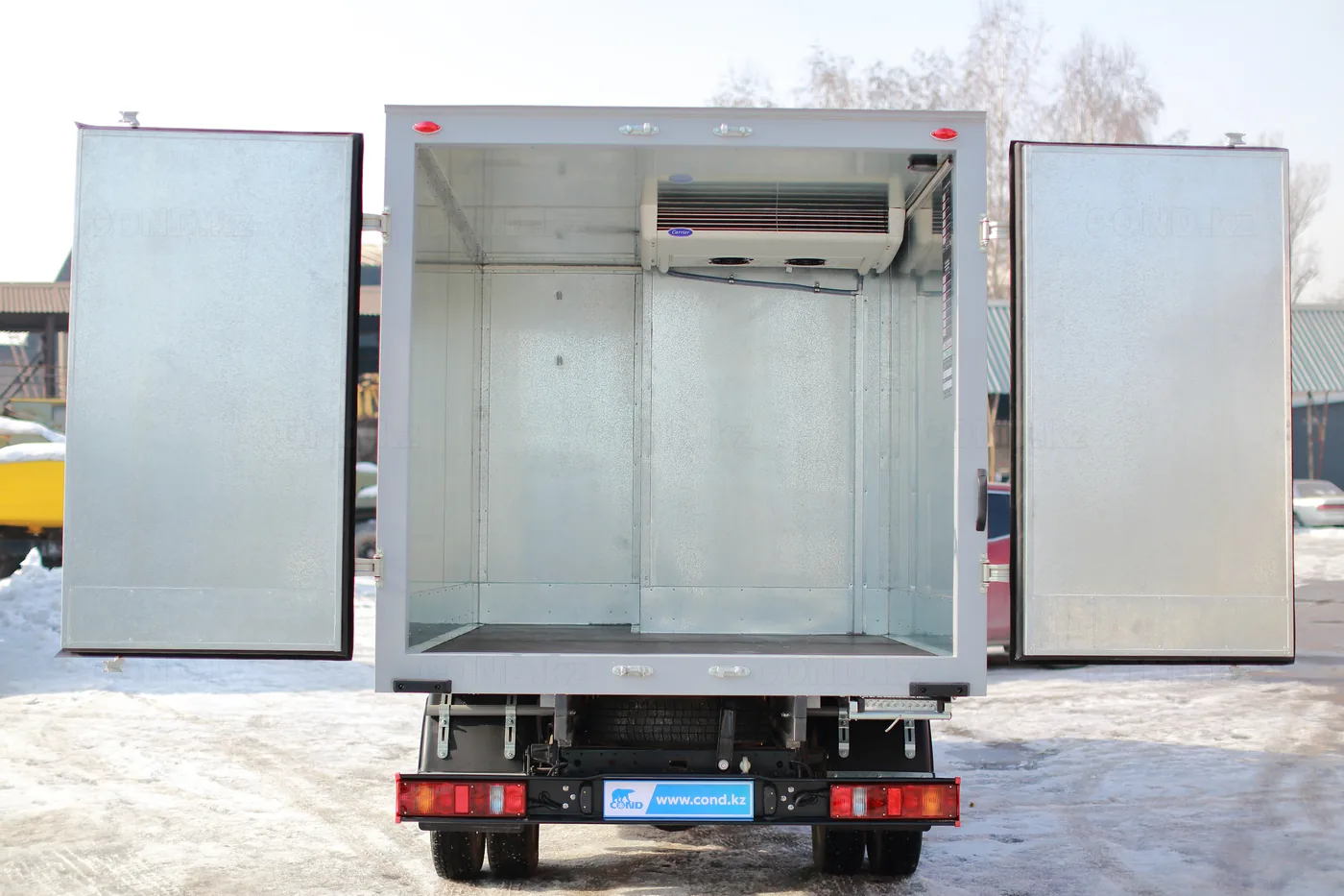 Рефрижератор COND на шасси ГАЗель Next, вид сзади с открытыми дверями и агрегатом Carrier внутри
