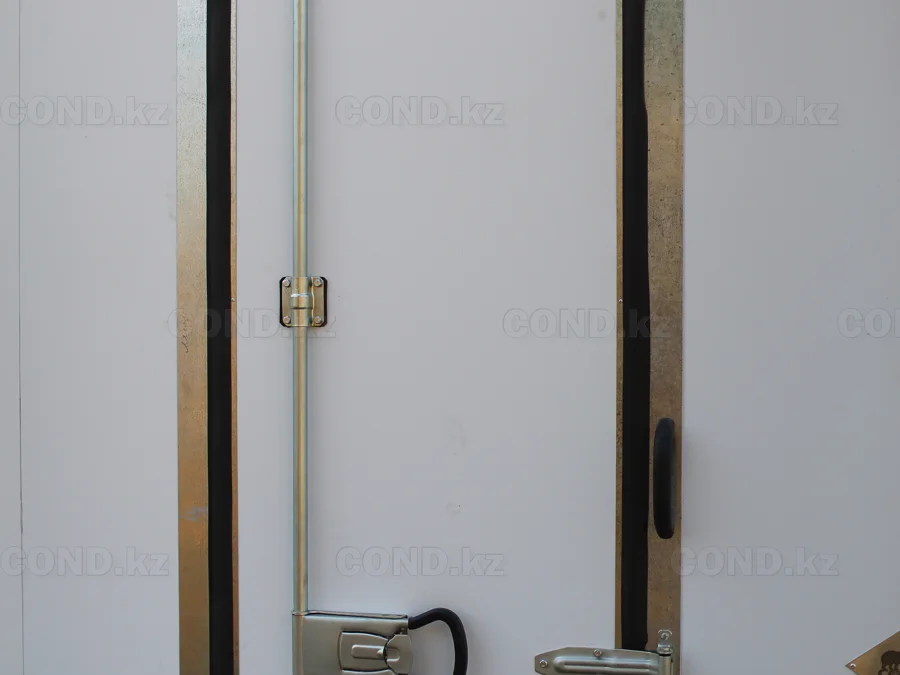 Side door of a COND reefer body — photo