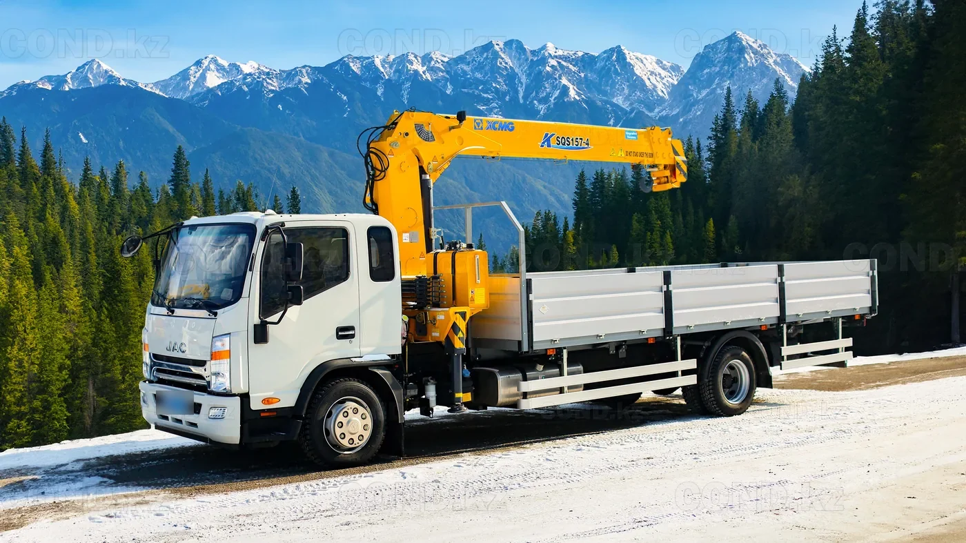 Бортовой JAC N120 с краном-манипулятором и надстройкой COND, вид три четверти спереди