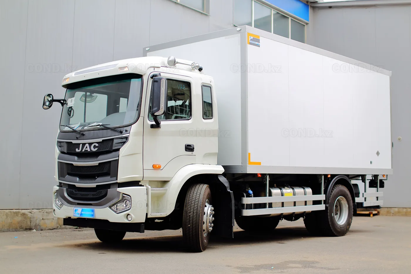 Изотермический фургон COND на шасси JAC N200, вид спереди в три четверти слева