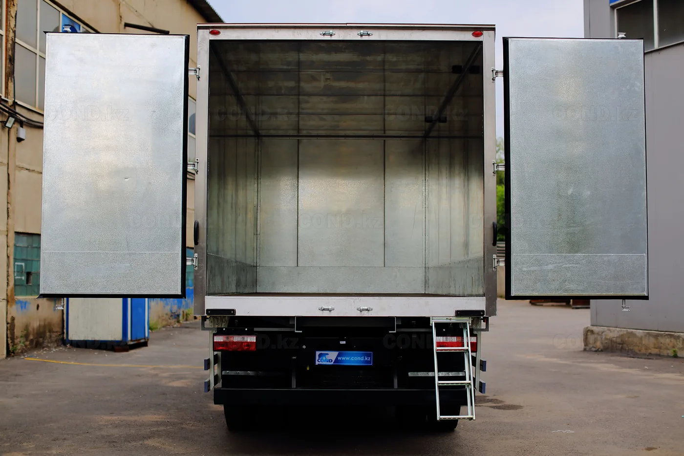 Фургон COND на шасси JAC N200, вид сзади с распахнутыми дверями и обшивкой кузова