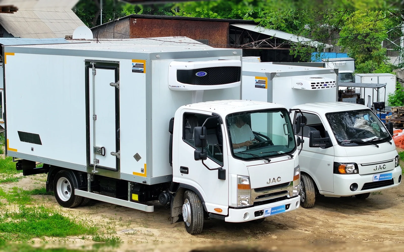 JAC N56 и JAC N35 рядом — рефрижераторы COND, сравнение