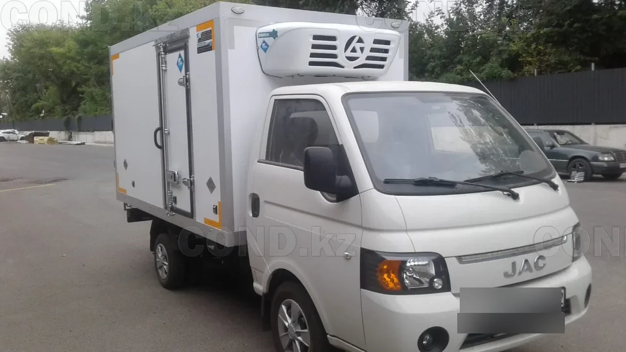 Фургон-рефрижератор COND на шасси JAC N35 с установкой Элинж, вид спереди справа