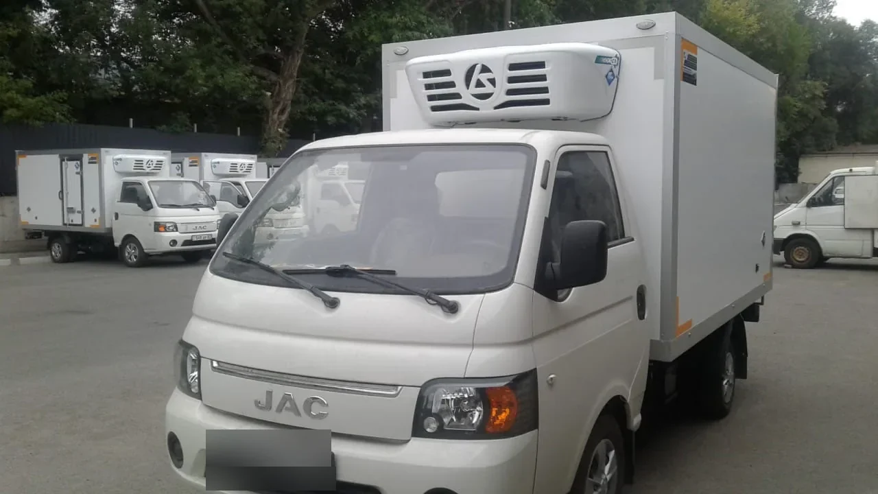 Партия рефрижераторов COND на шасси JAC N35 во дворе производства в Алматы