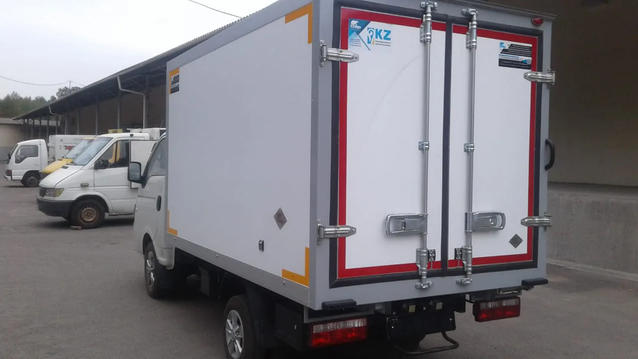 Рефрижераторный фургон COND на шасси JAC N35 у производственного цеха, задняя и боковая стенки