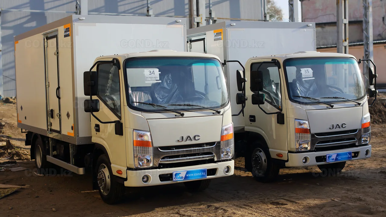 Два изотермических фургона COND на шасси JAC N56 перед отгрузкой с завода