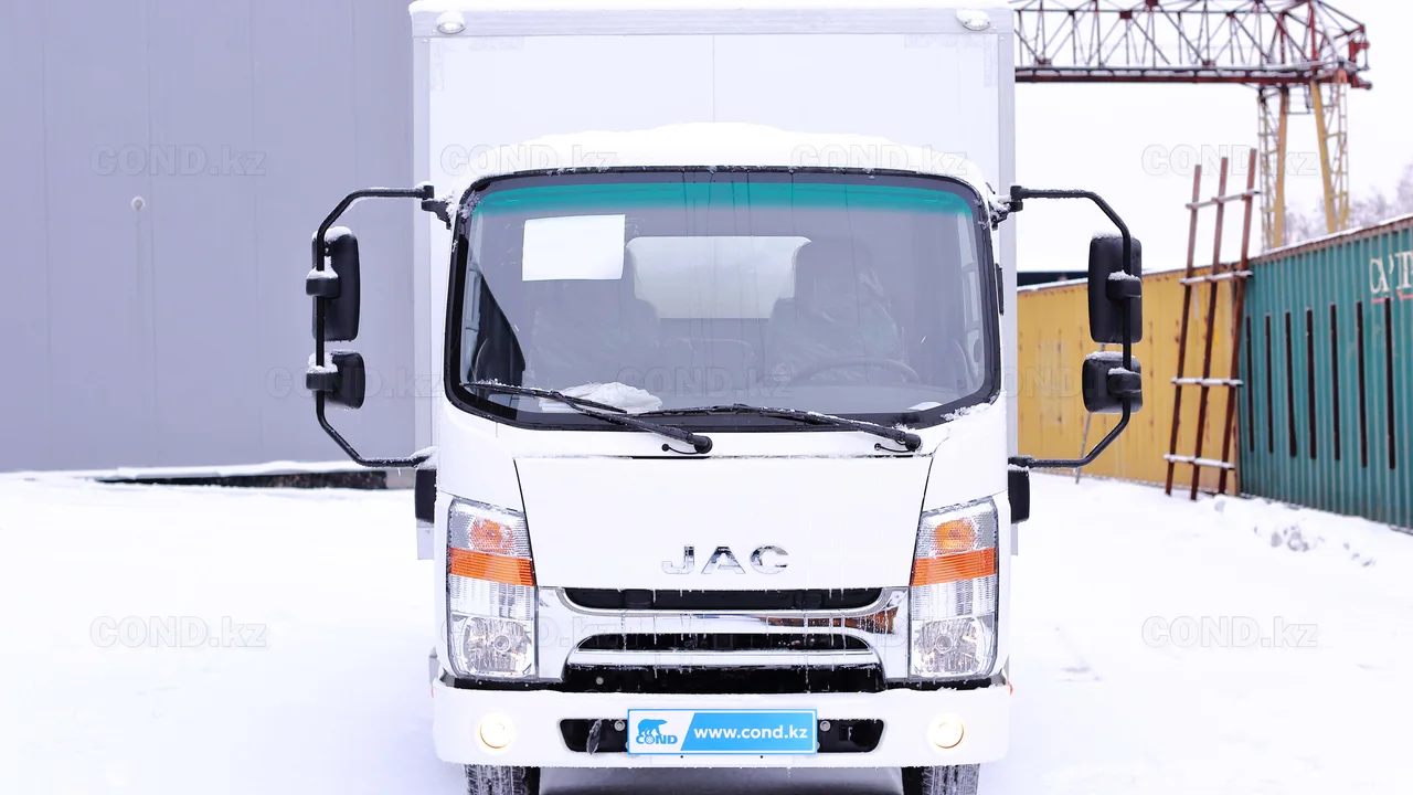 Промтоварный фургон COND на шасси JAC N56 — вид спереди на кабину и кузов