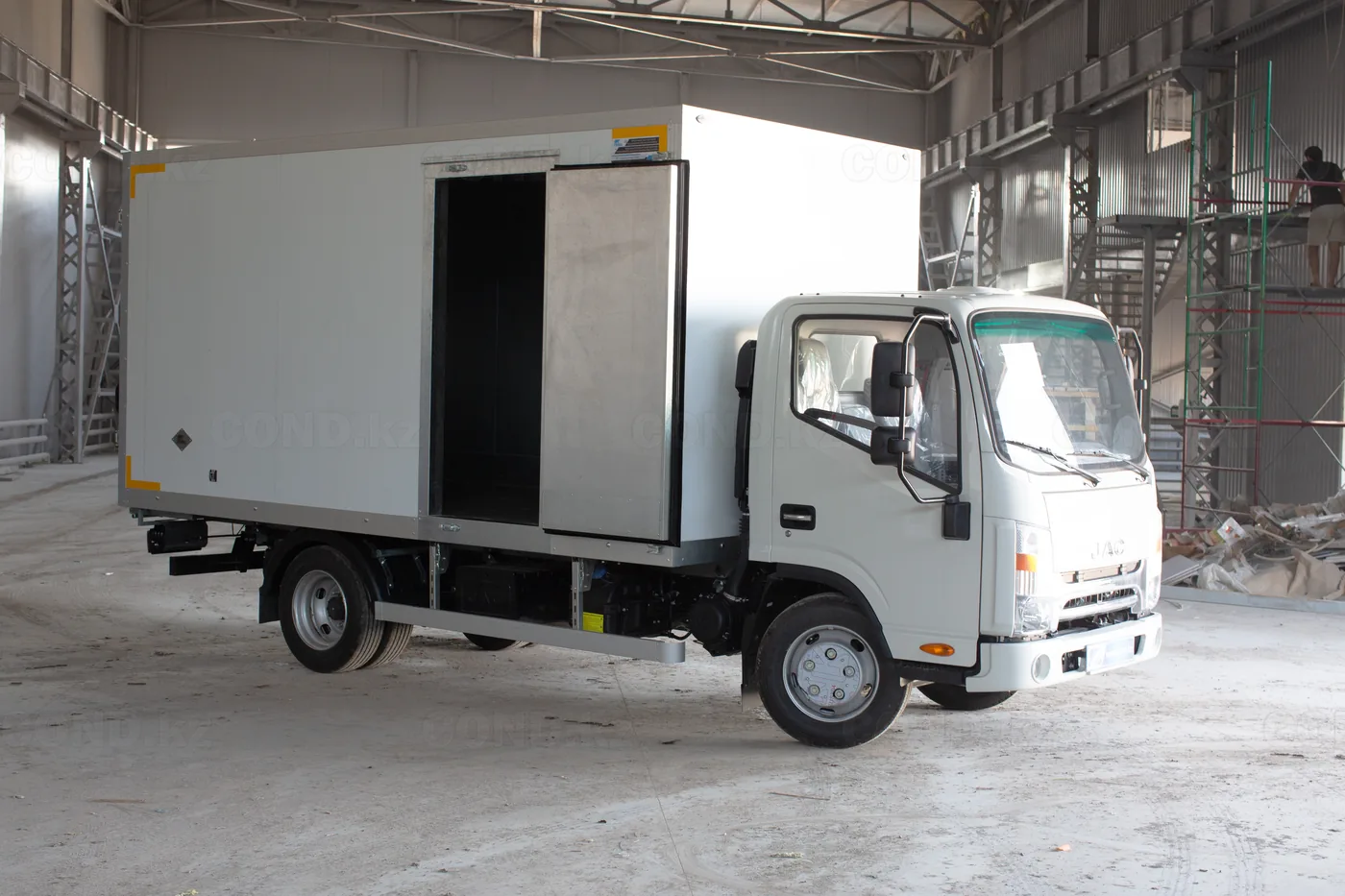 Изотермический фургон COND на шасси JAC N90 в сборочном цехе, три четверти спереди