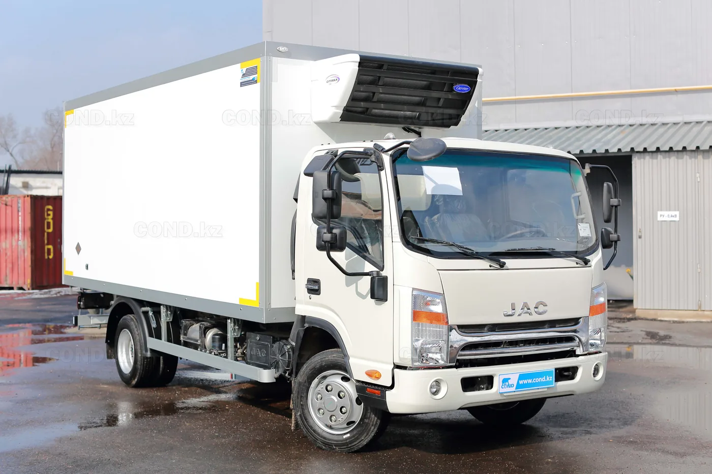 Рефрижератор COND на шасси JAC N90 с холодильной установкой на крыше, вид три четверти спереди