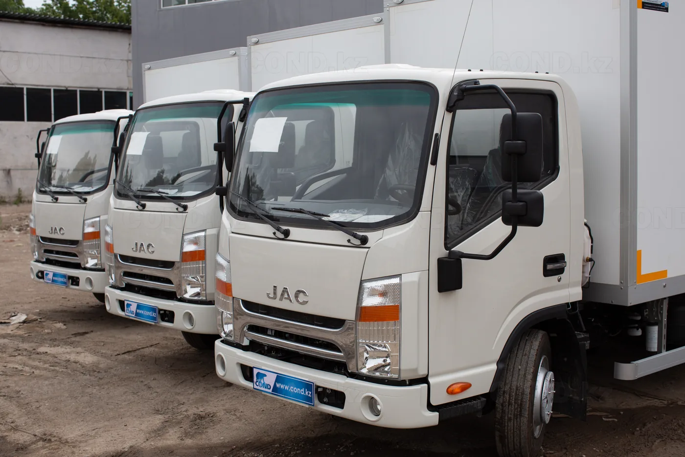 Три фургона COND на шасси JAC N90 в ряд, готовые к отгрузке заказчикам