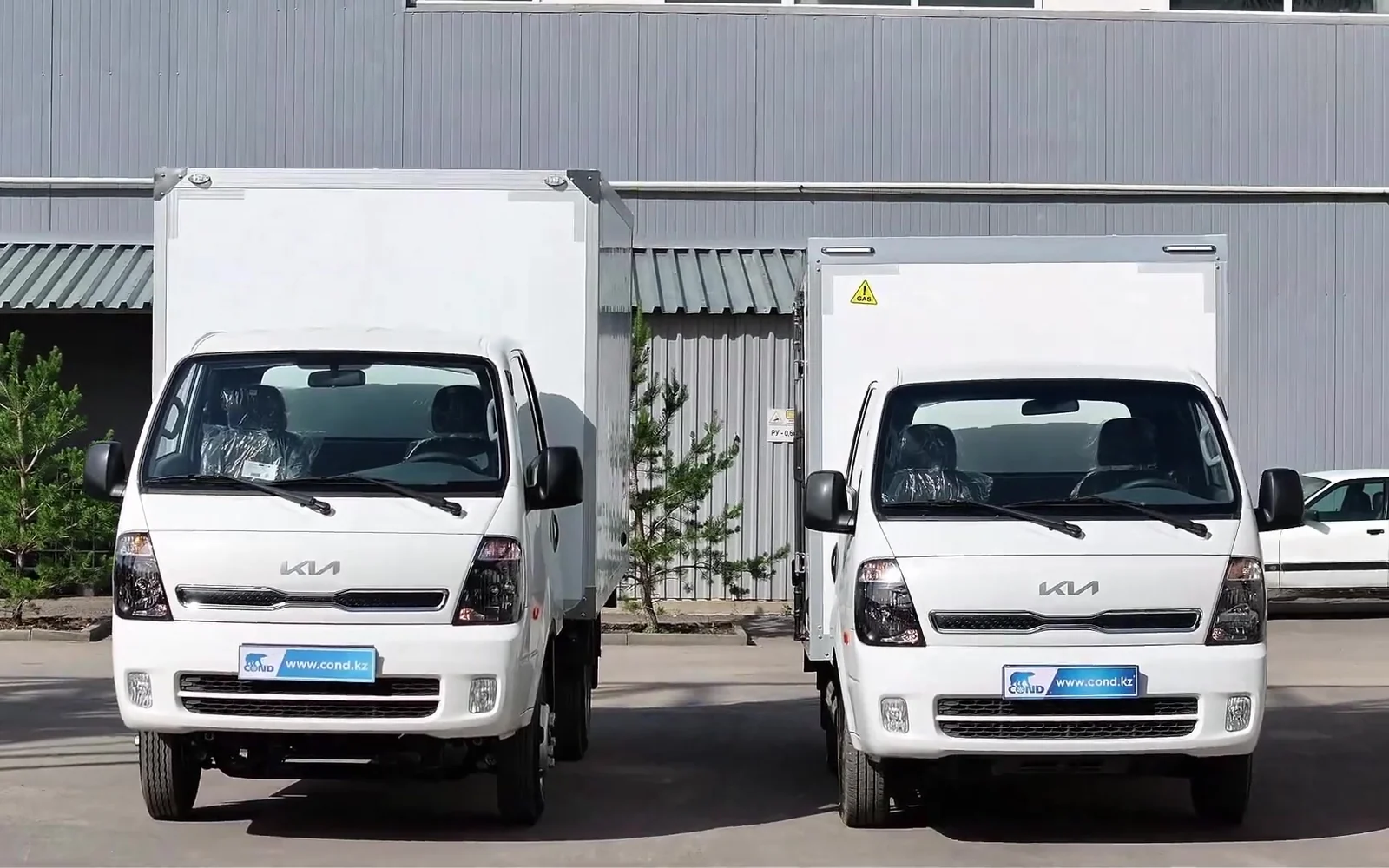 KIA Bongo K2500 и K4000 рядом — фургоны COND, сравнение