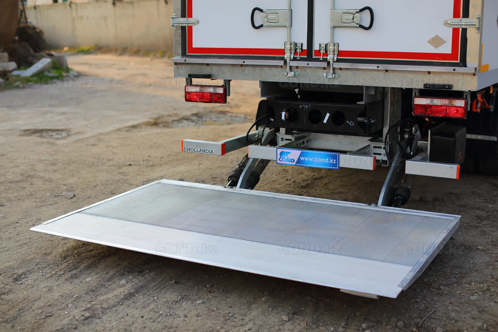 Dhollandia tail lift: platform at ground level