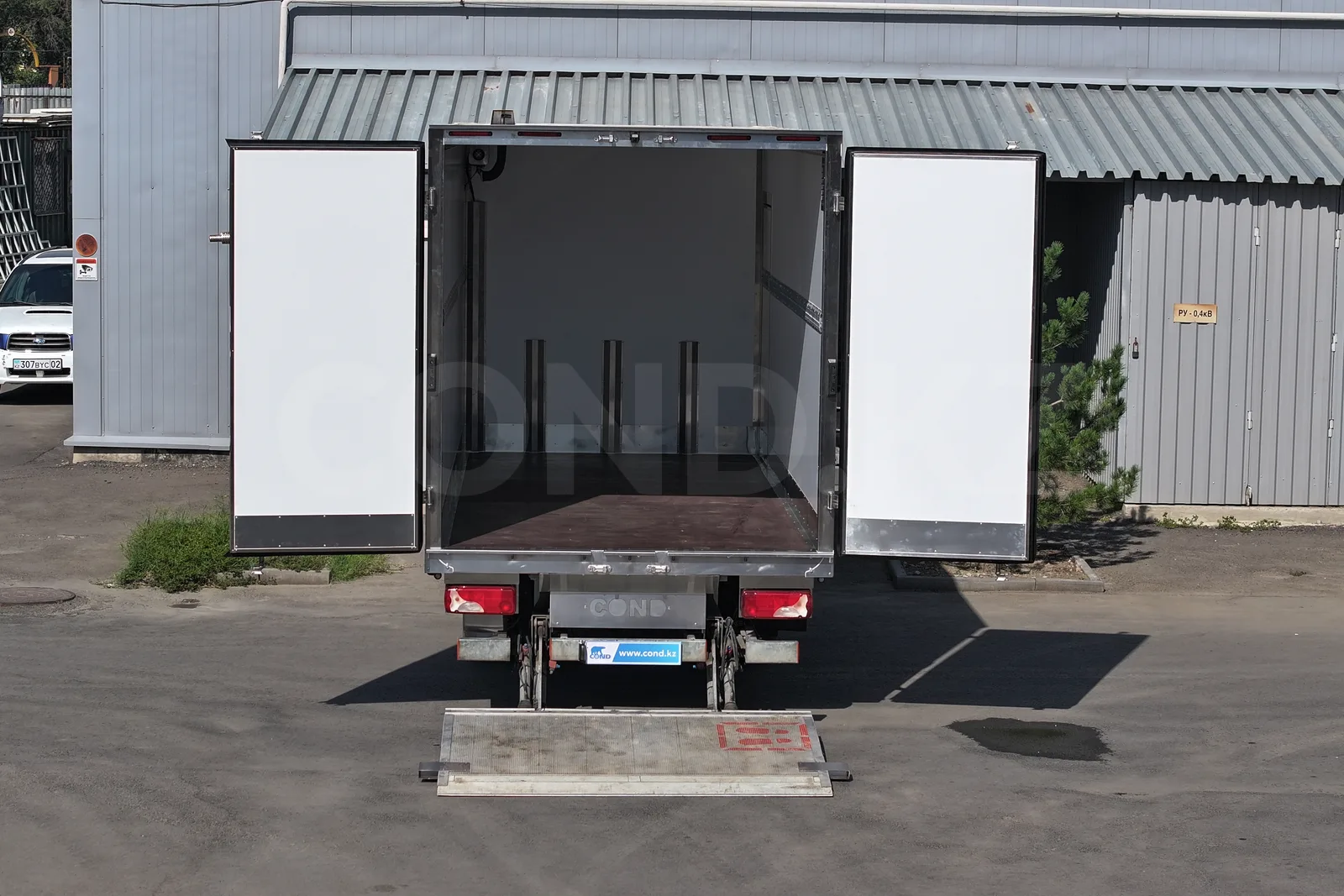Mercedes-Benz Sprinter: rear view, platform at ground level