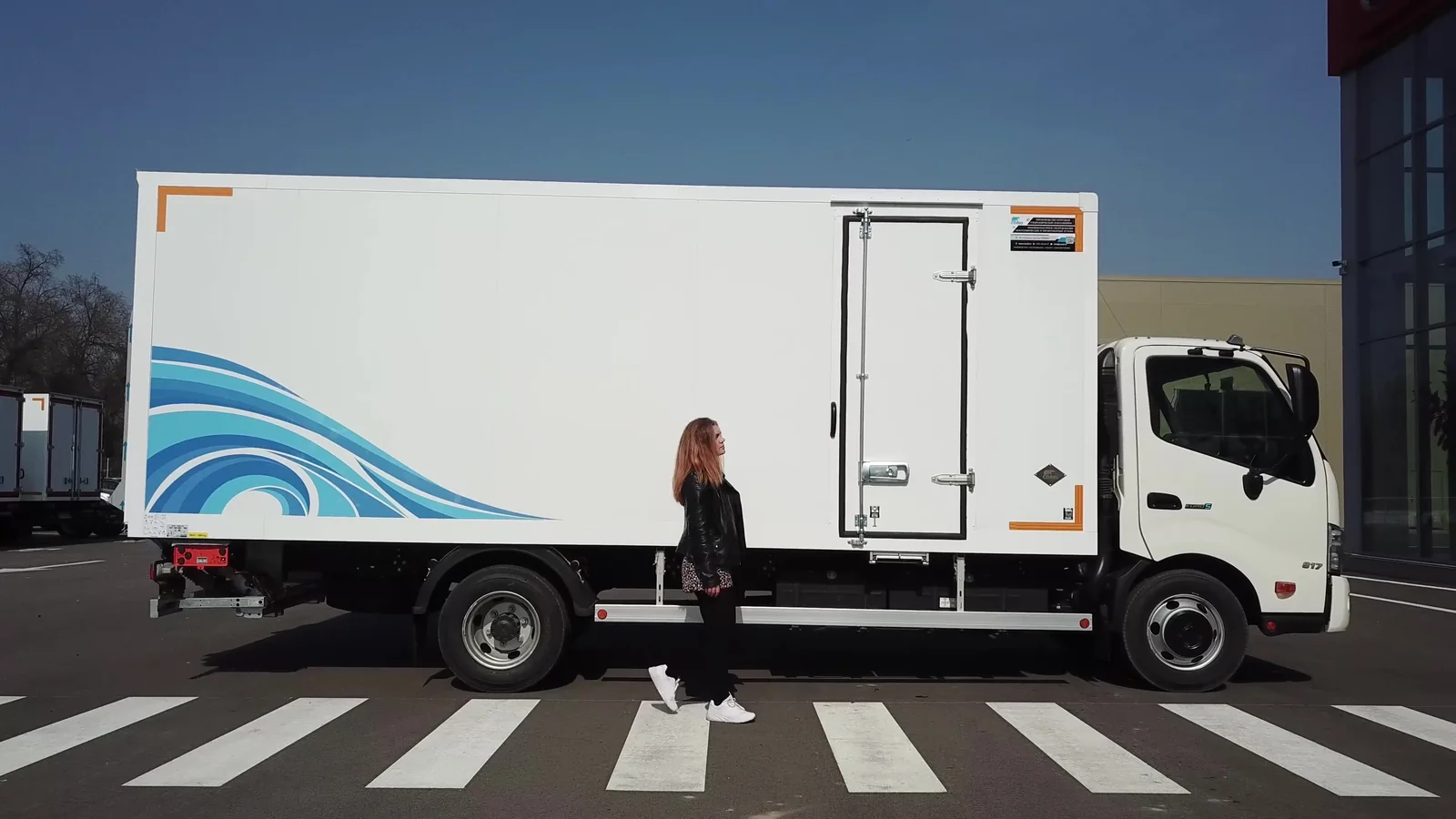 Фургон на шасси HINO 300 — COND