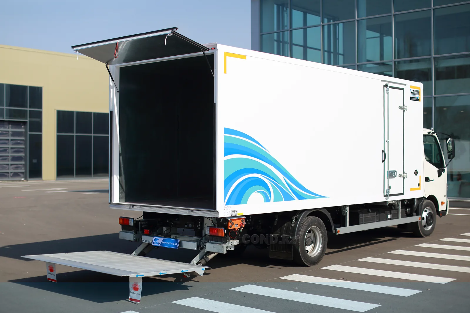 Промтоварный фургон с гидробортом на HINO 300 — COND