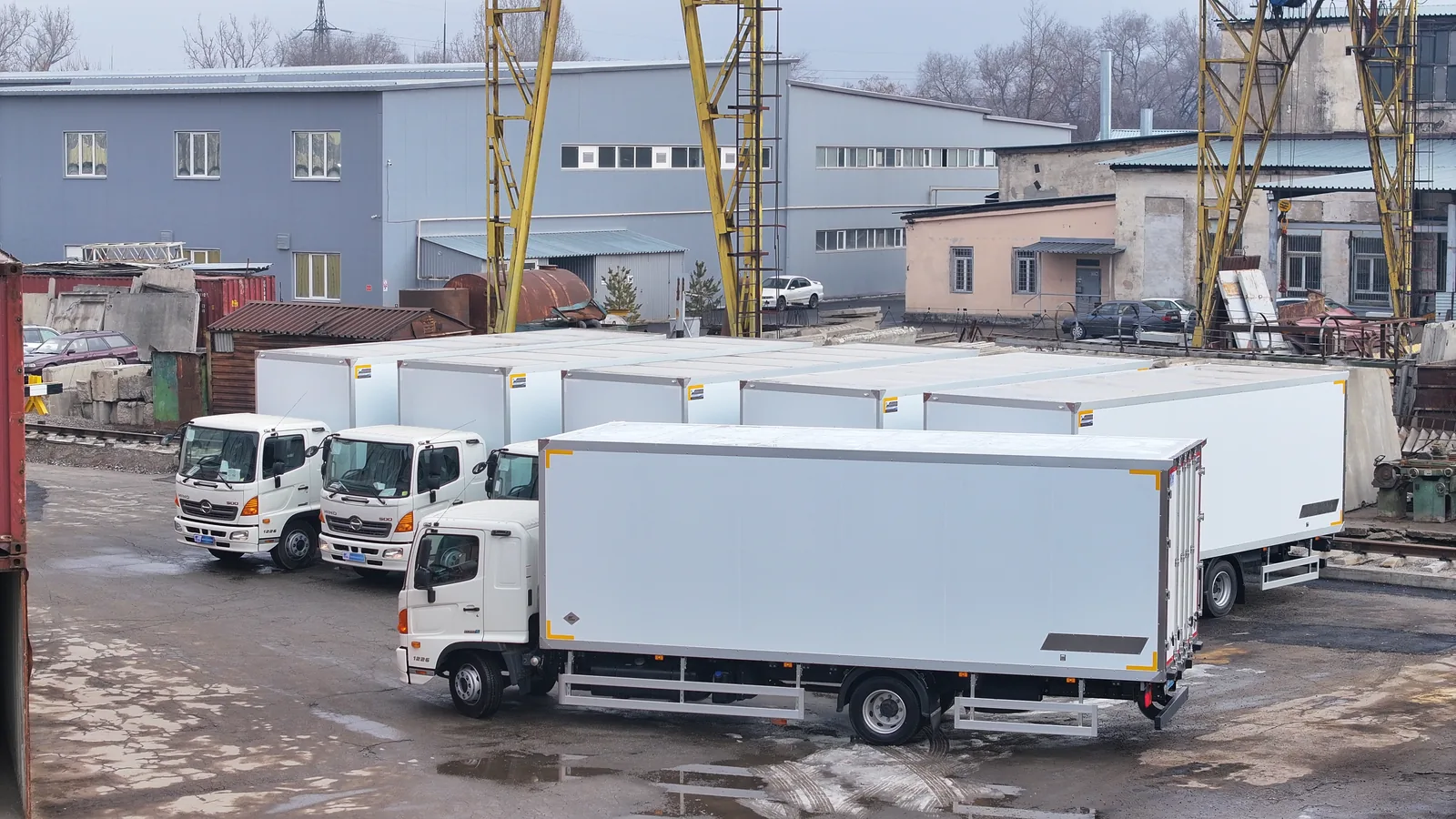 Фургоны HINO 500 на площадке — COND