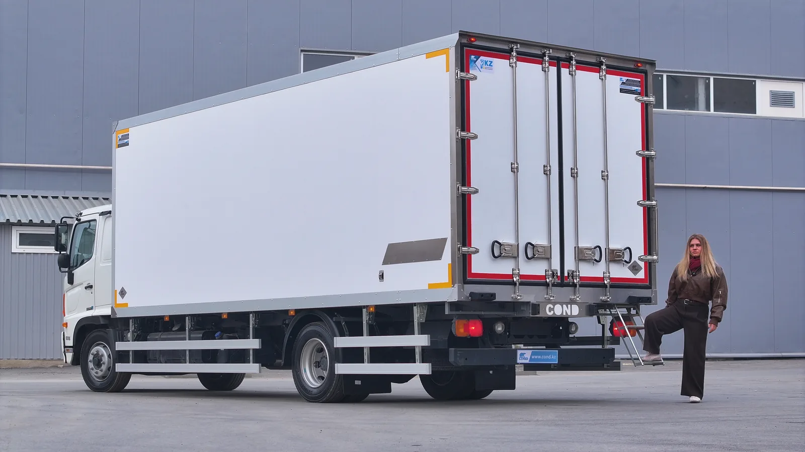 Изотермический фургон на шасси Hino 500 — COND
