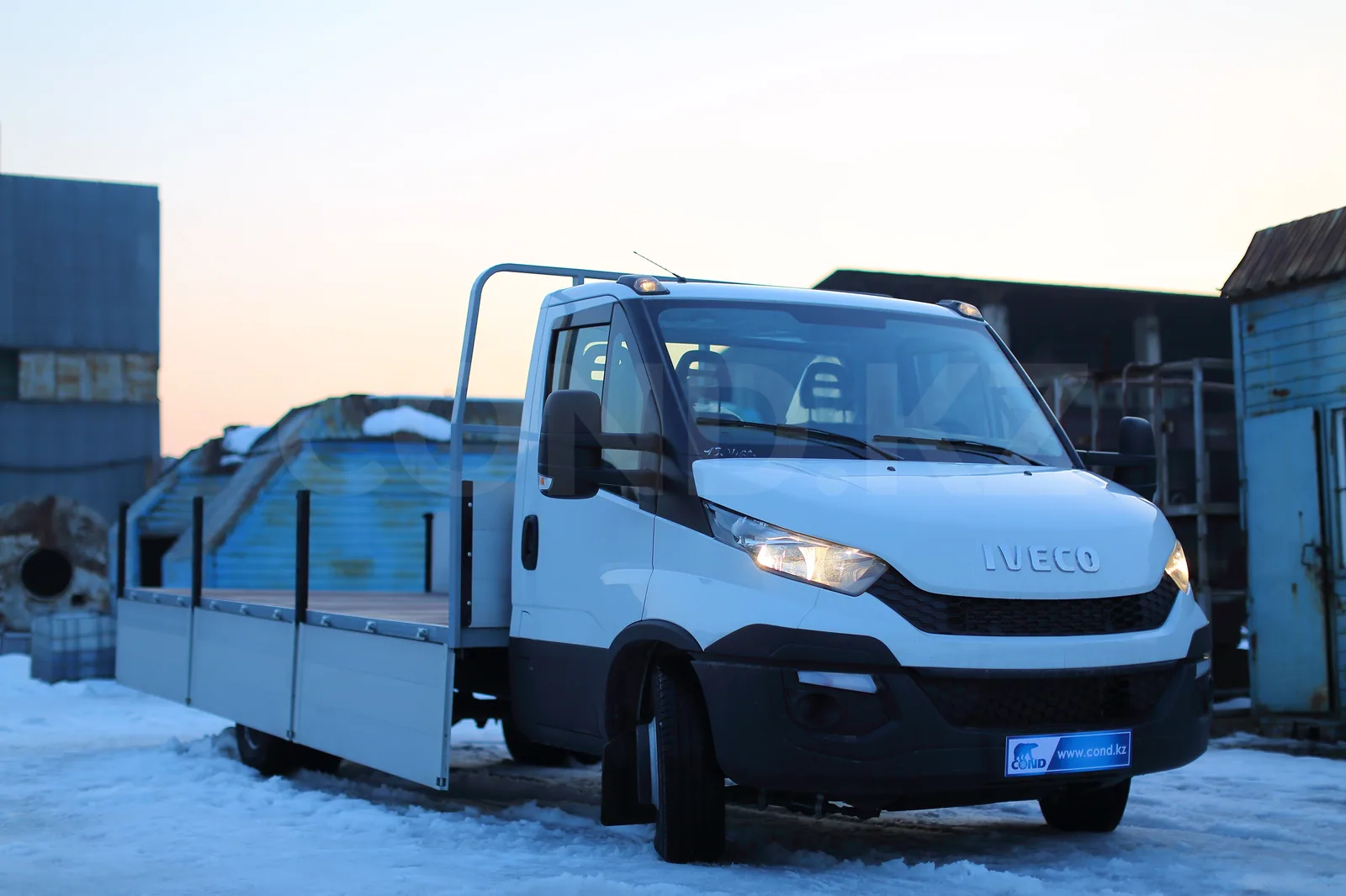 Бортовая платформа Iveco Daily 70C15 купить в Алматы — машина целиком, передняя часть 3/4 — COND