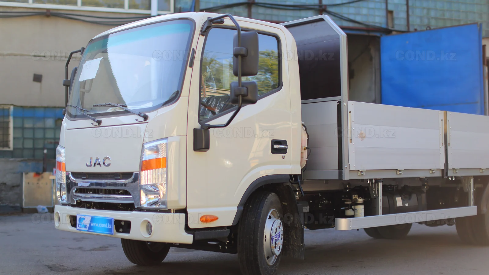 Flatbed platform on a JAC N56 chassis — the front end and the cab — COND