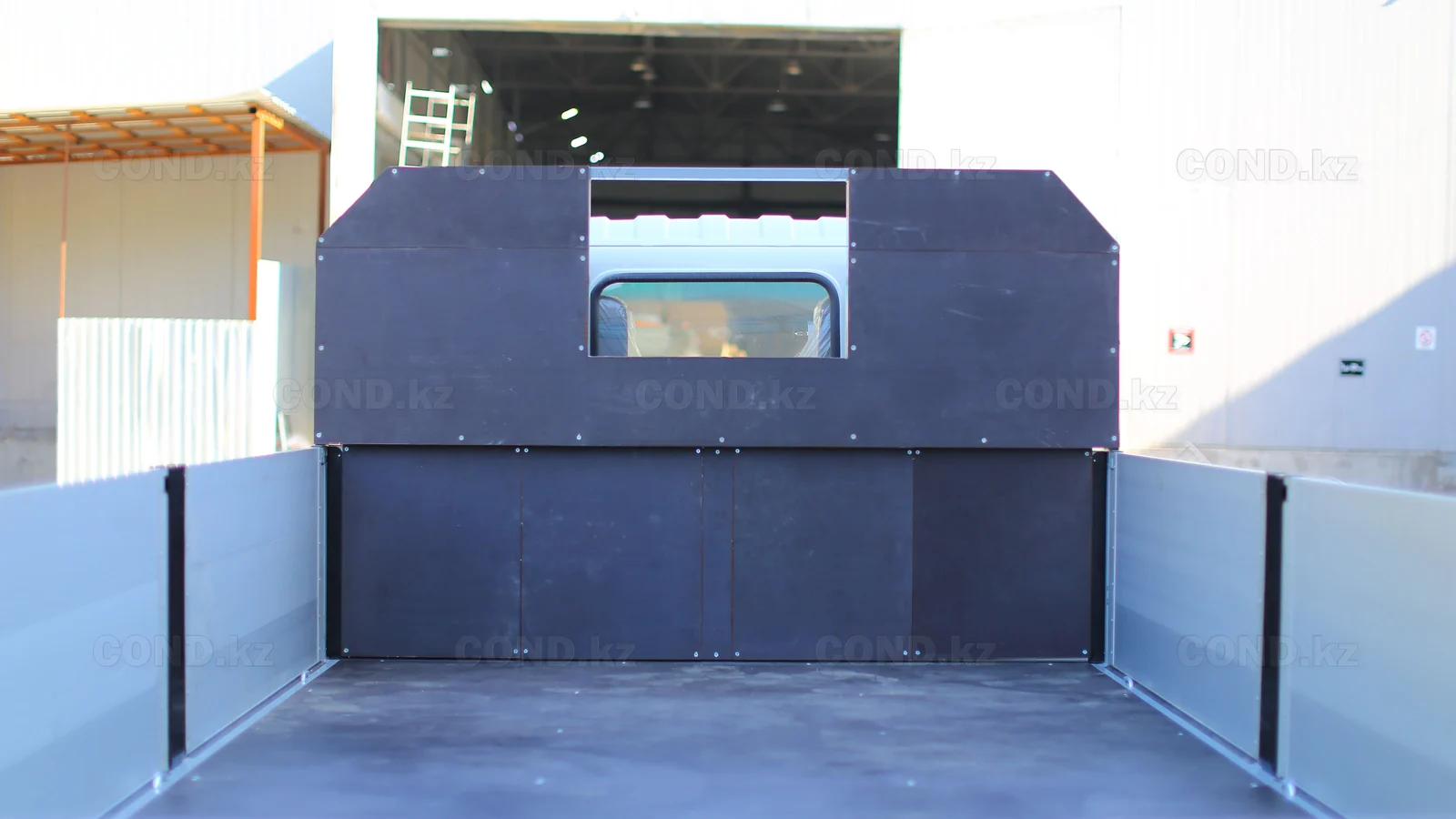 Flatbed platform on a JAC N56 chassis — the platform from inside: headboard and deck — COND