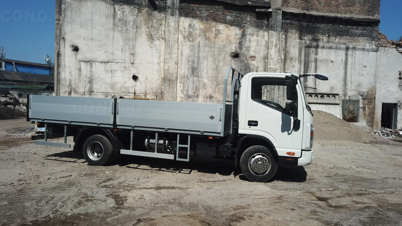 Flatbed body on a JAC N80 chassis — COND