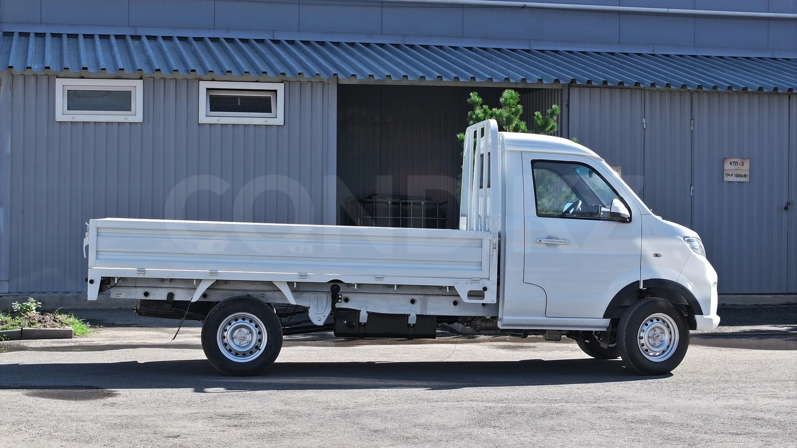 Drop-side platform on a Shineray T30 chassis — the full side view — COND
