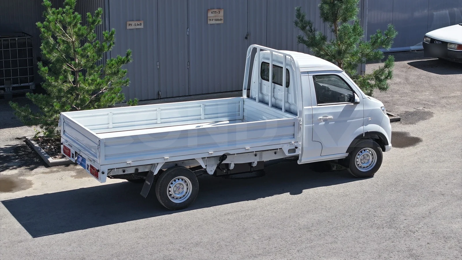 Drop-side platform on a Shineray T30 chassis — rear 3/4, platform from inside — COND