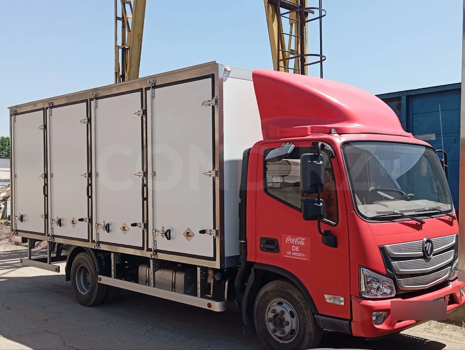 Beverage delivery body on a Foton Aumark chassis — right side: three door bays — COND