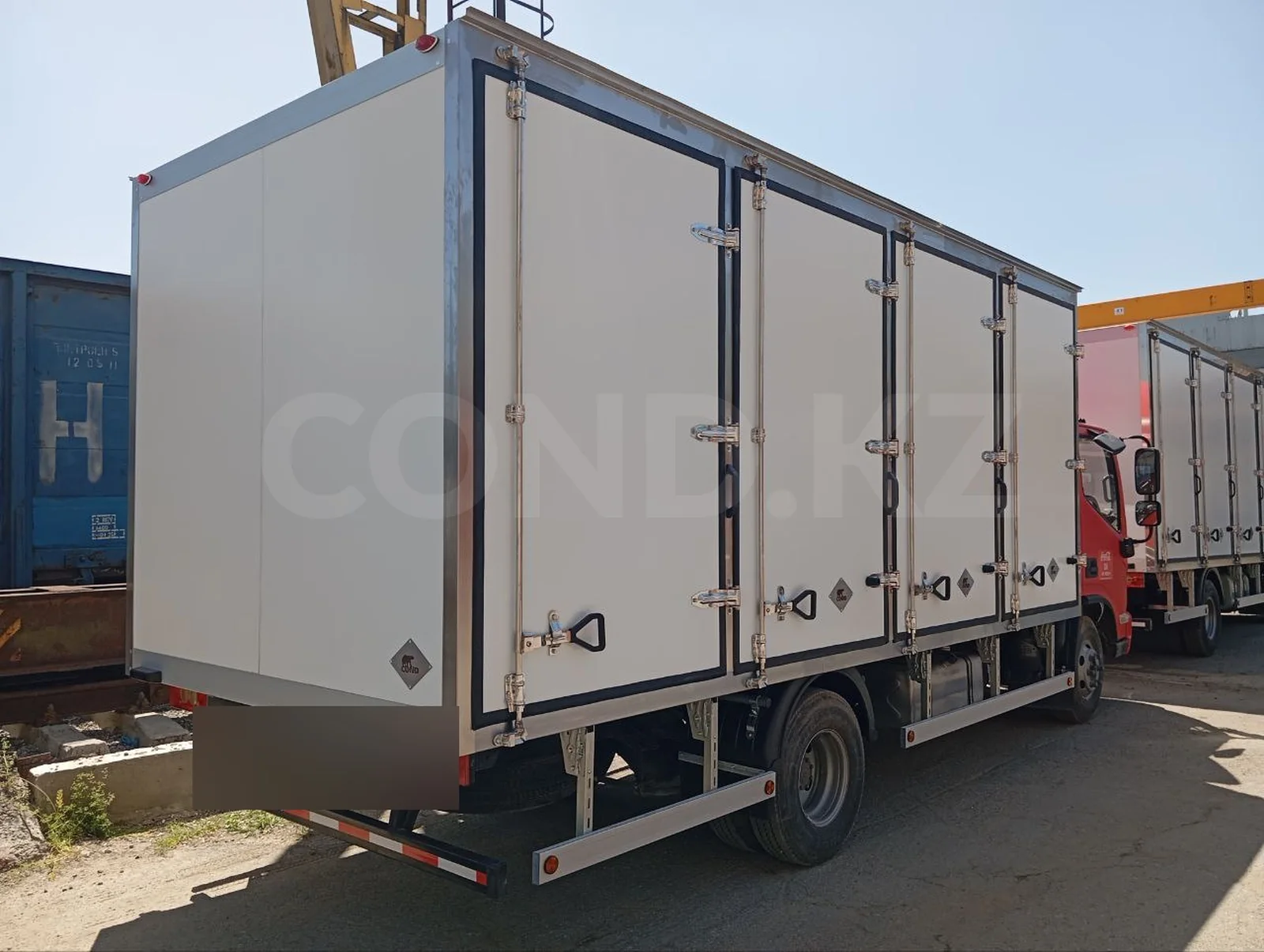 Beverage delivery body on a Foton Aumark chassis — right side and the rear wall of the body — COND