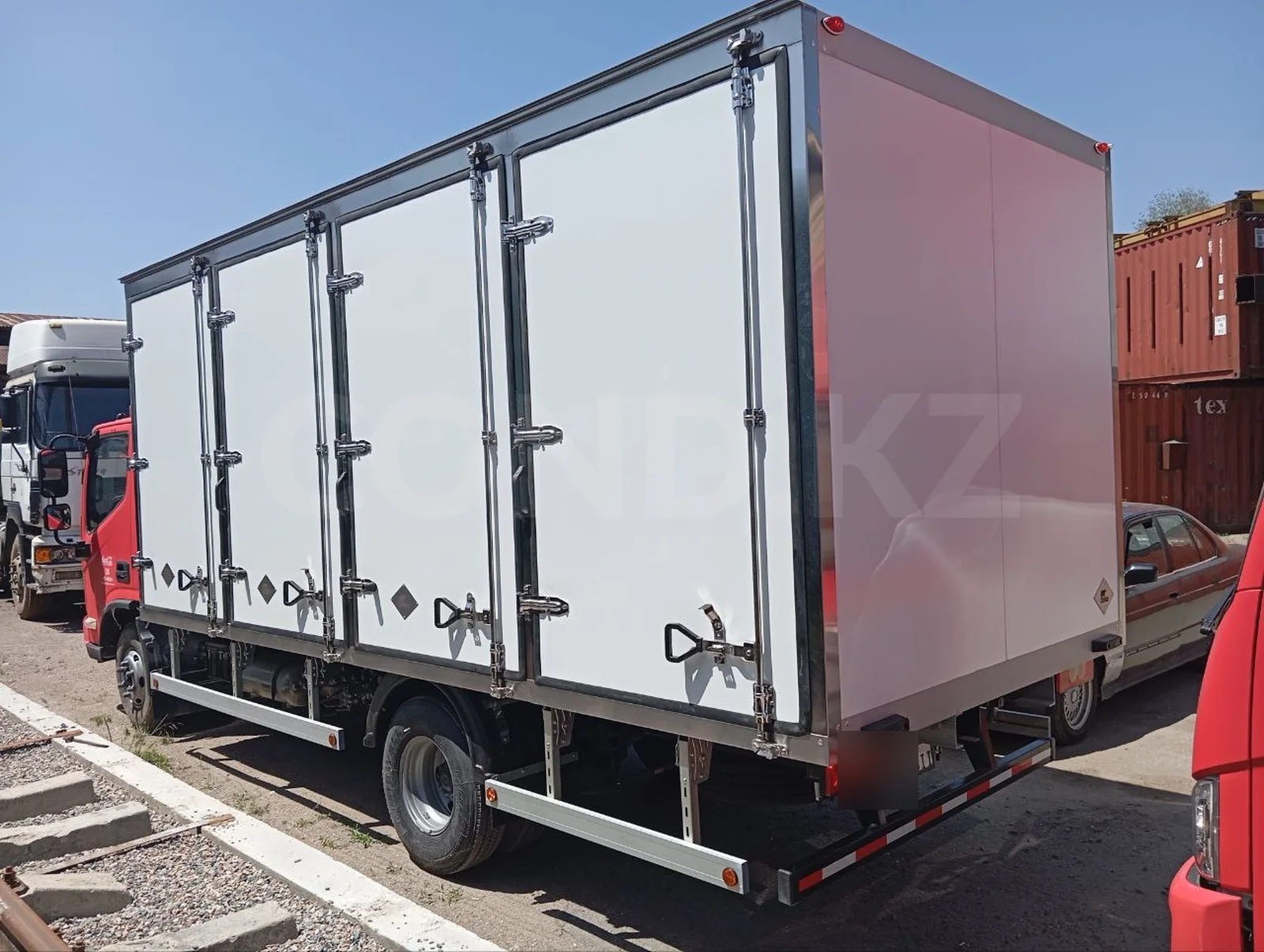Beverage delivery body on a Foton Aumark chassis — rear three-quarter view, underrun bar with reflective marking — COND