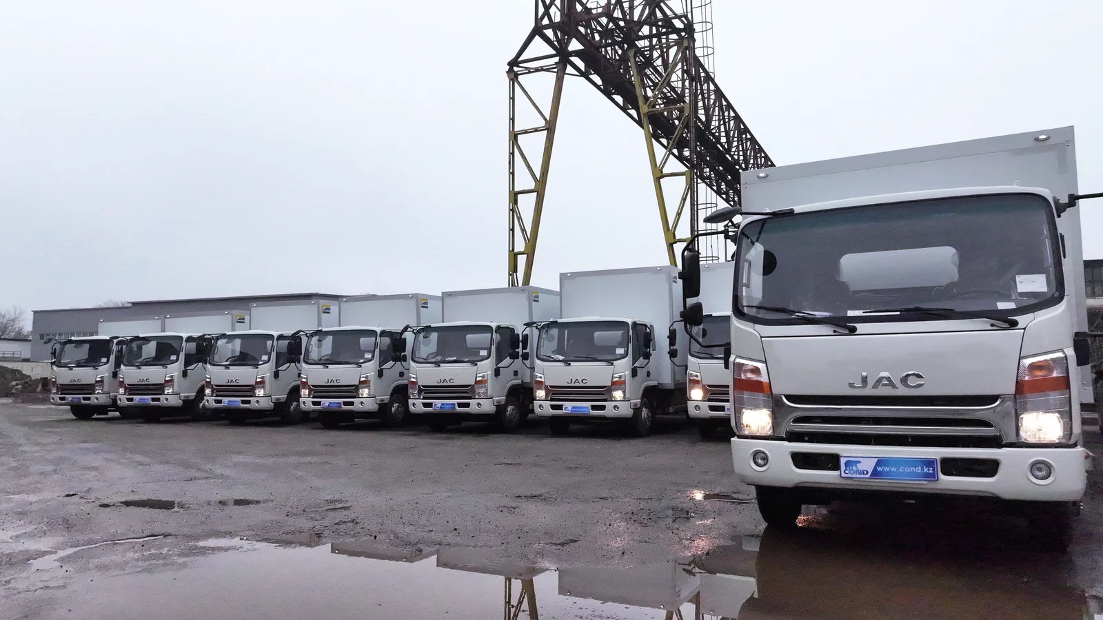 Фургоны на шасси FAW в сборочном цехе завода COND в Алматы