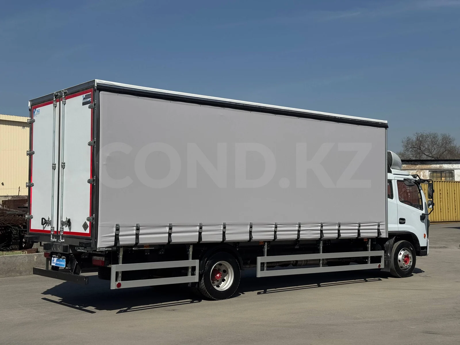 Шторно-бортовой кузов DongFeng C120L 6,85 м — борт со сдвинутым тентом закрыт, вид сбоку — COND