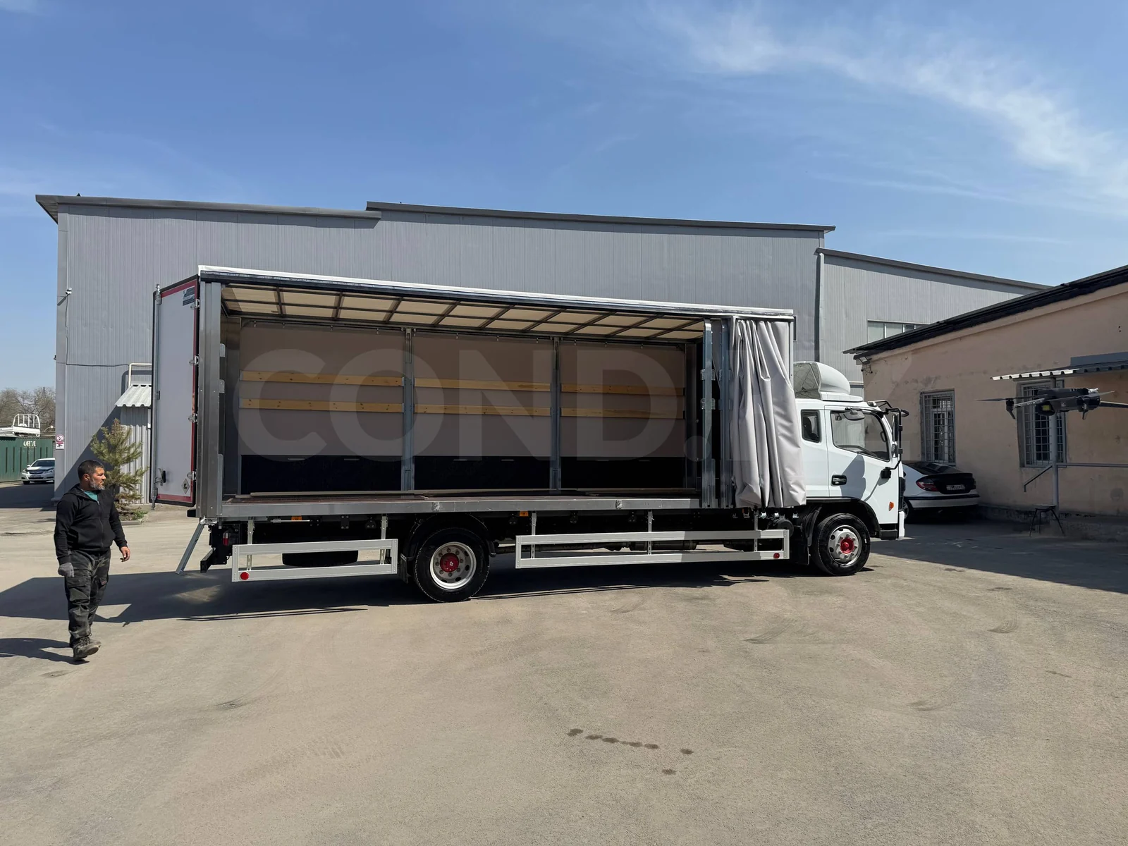 Евротент DongFeng C120L — шторы сдвинуты, открыт пролёт 6,5 м под боковую погрузку — COND
