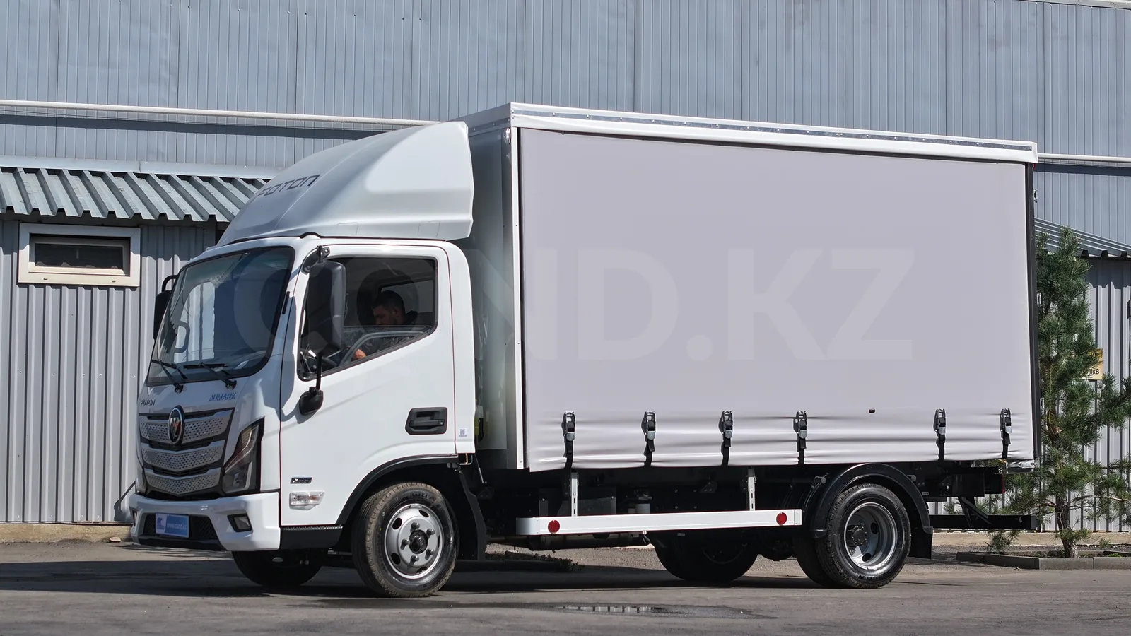 Foton Aumark S35 с евротентом COND — вид спереди сбоку, шторы закрыты