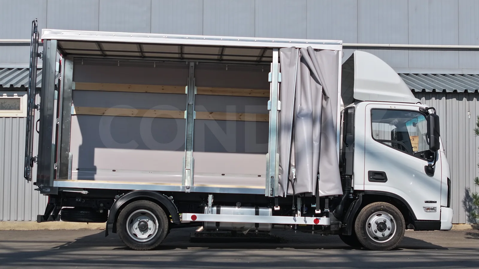 Евротент Foton S35 — боковая штора открыта