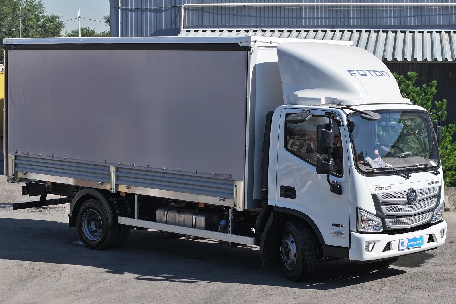 Curtainside body on Foton Aumark S85 chassis — машина целиком, вид три четверти спереди — COND