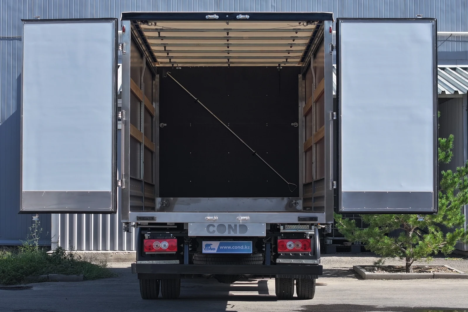 Drop-side with tilt Foton Aumark S85 — rear swing doors двери открыты, каркас с деревянной обрешёткой — COND