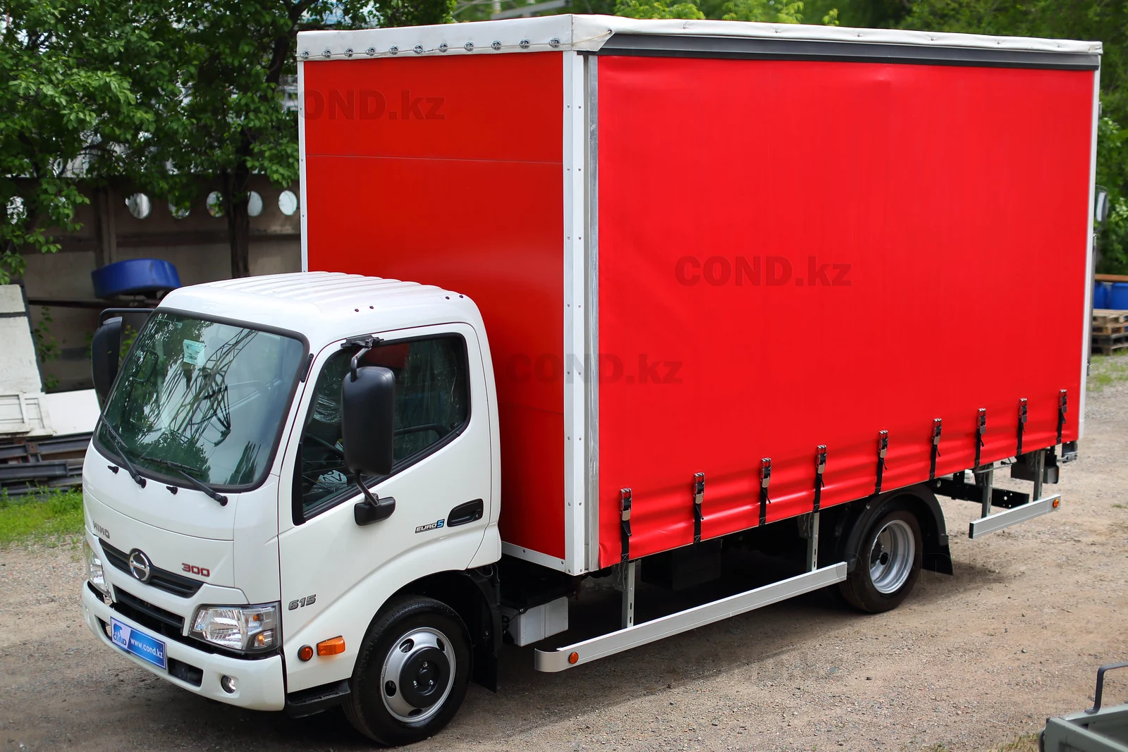 Шторный борт-тент на шасси HINO 300 (615) — передняя часть 3/4 справа — COND
