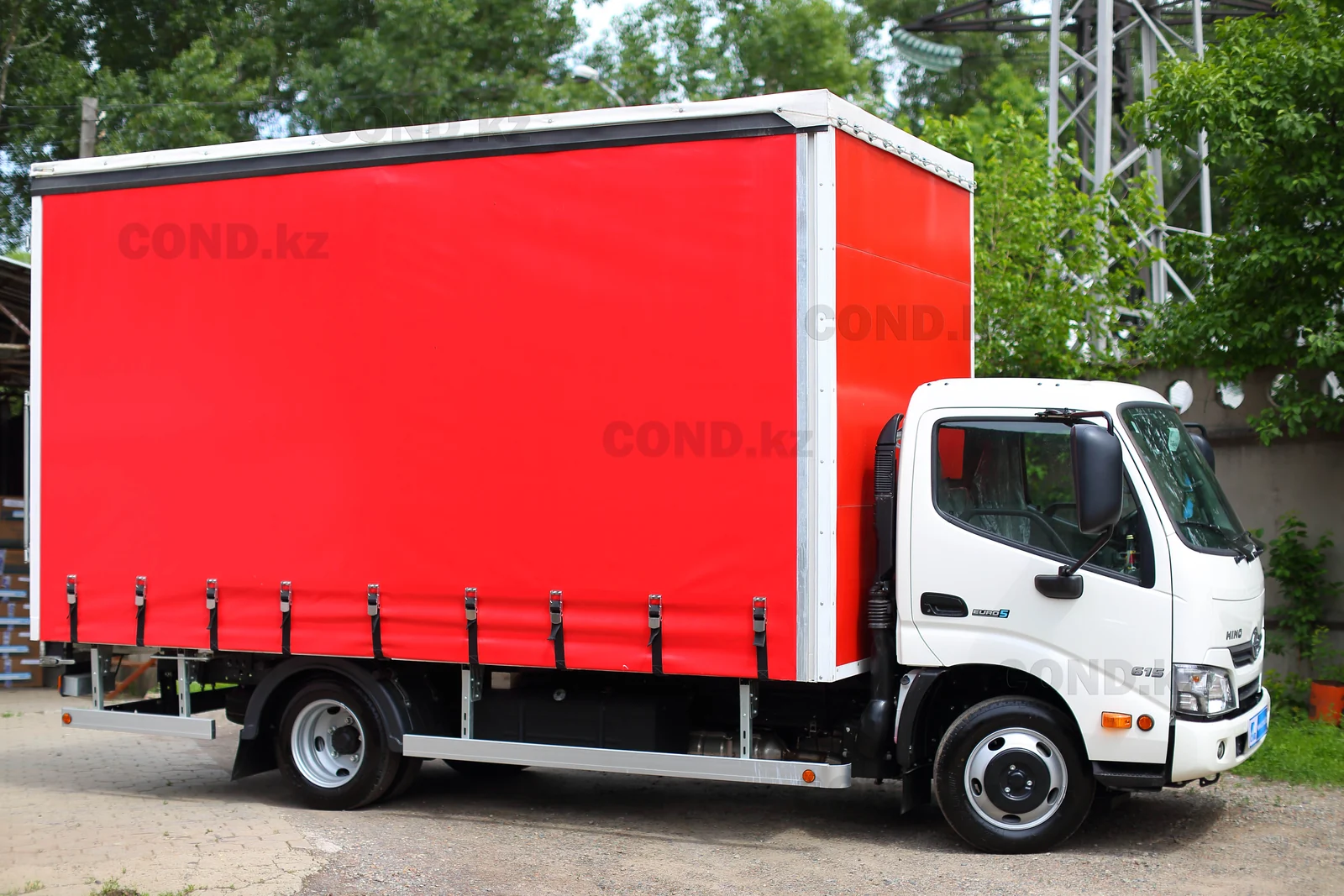 Шторный борт-тент на шасси HINO 300 (615) — правый борт с натянутым тентом — COND