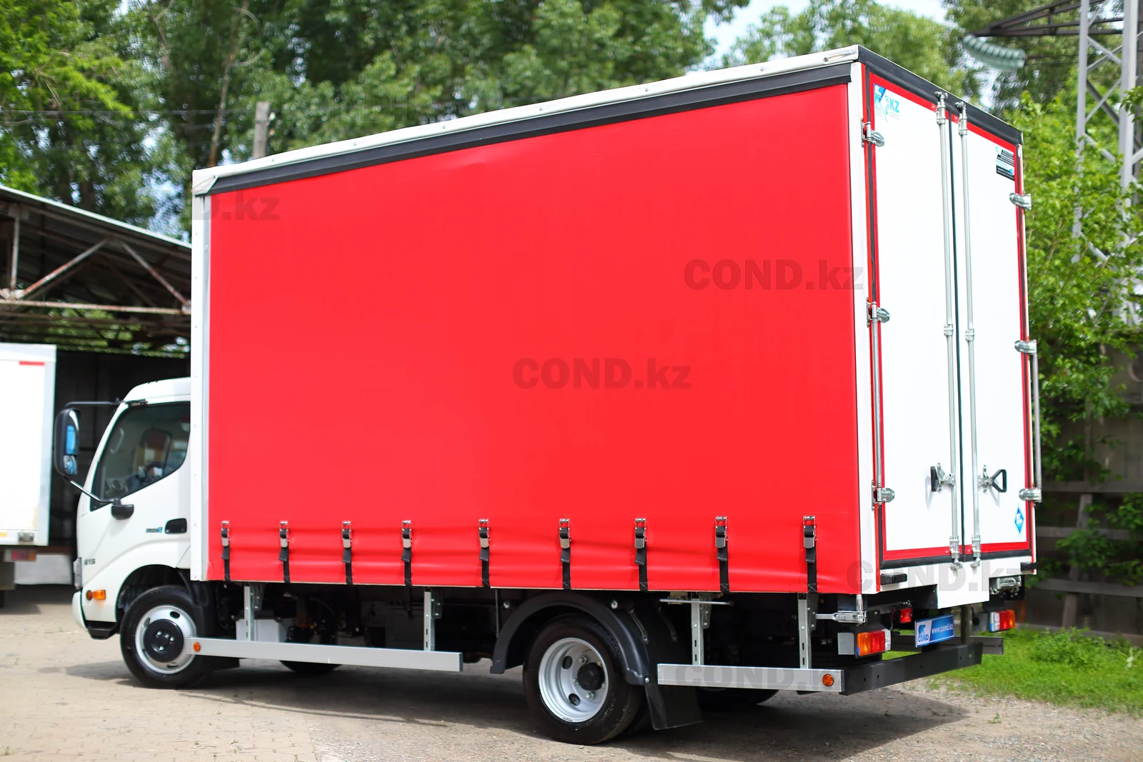 Шторный борт-тент на шасси HINO 300 (615) — борт 3/4 сзади — COND