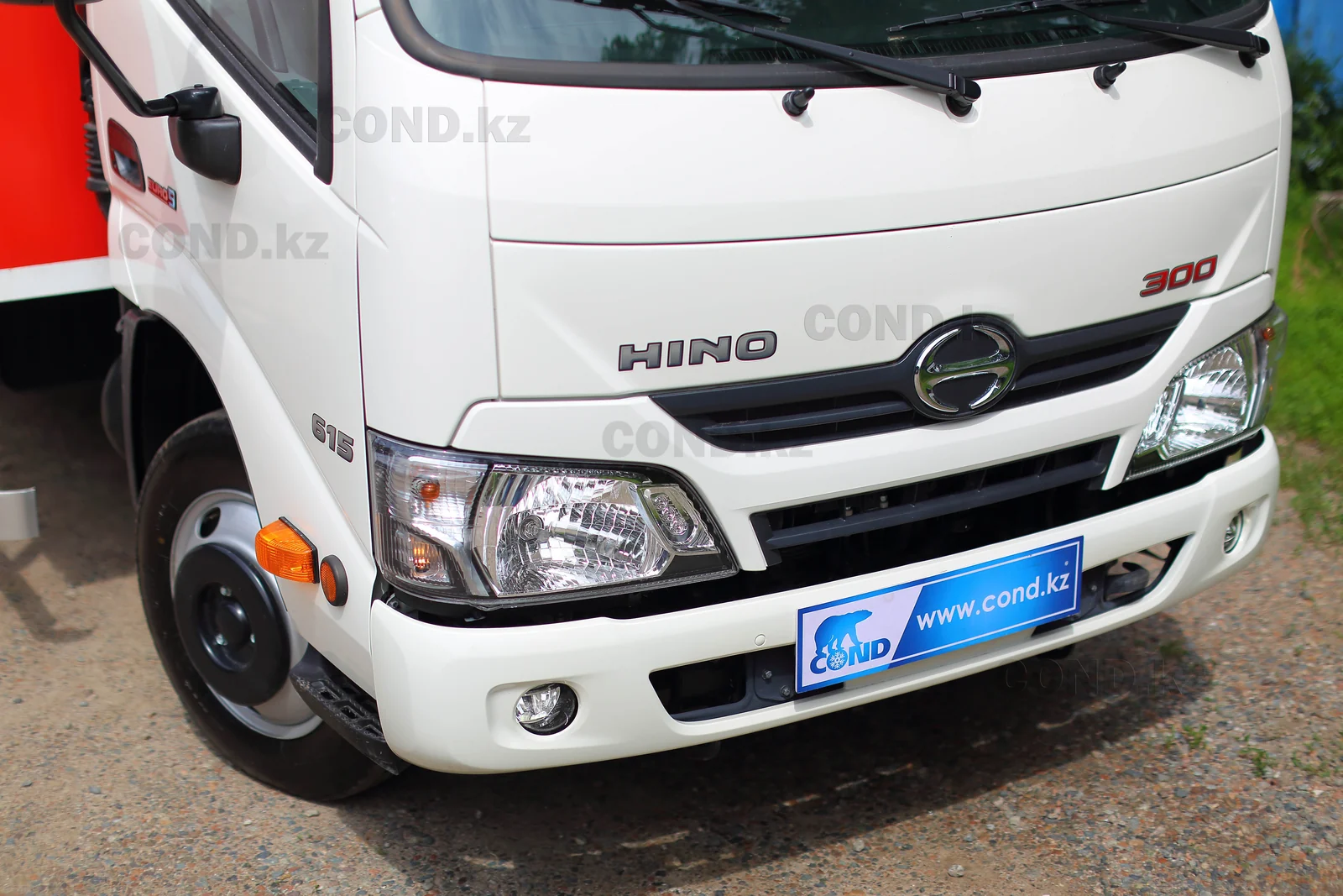 Шторный борт-тент на шасси HINO 300 (615) — кабина HINO 300 крупным планом — COND