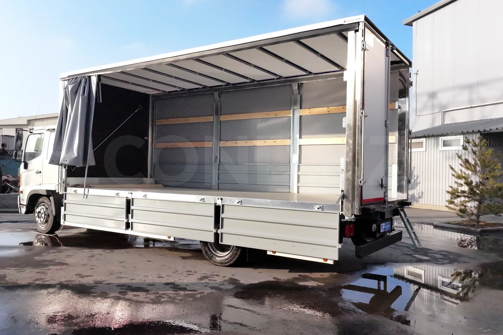 Curtain-side versus eyelet tarpaulin: why the sliding body works better