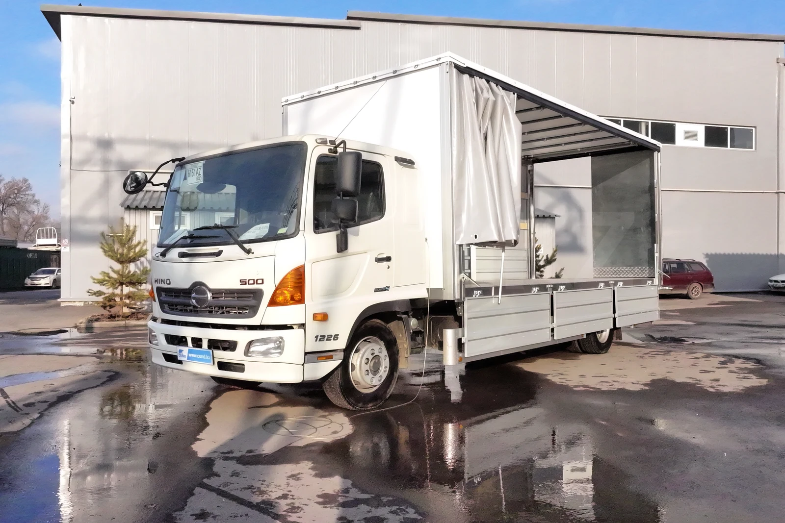Евротент на шасси Hino 500 (GD) — шторы сдвинуты, передняя 3/4 — COND