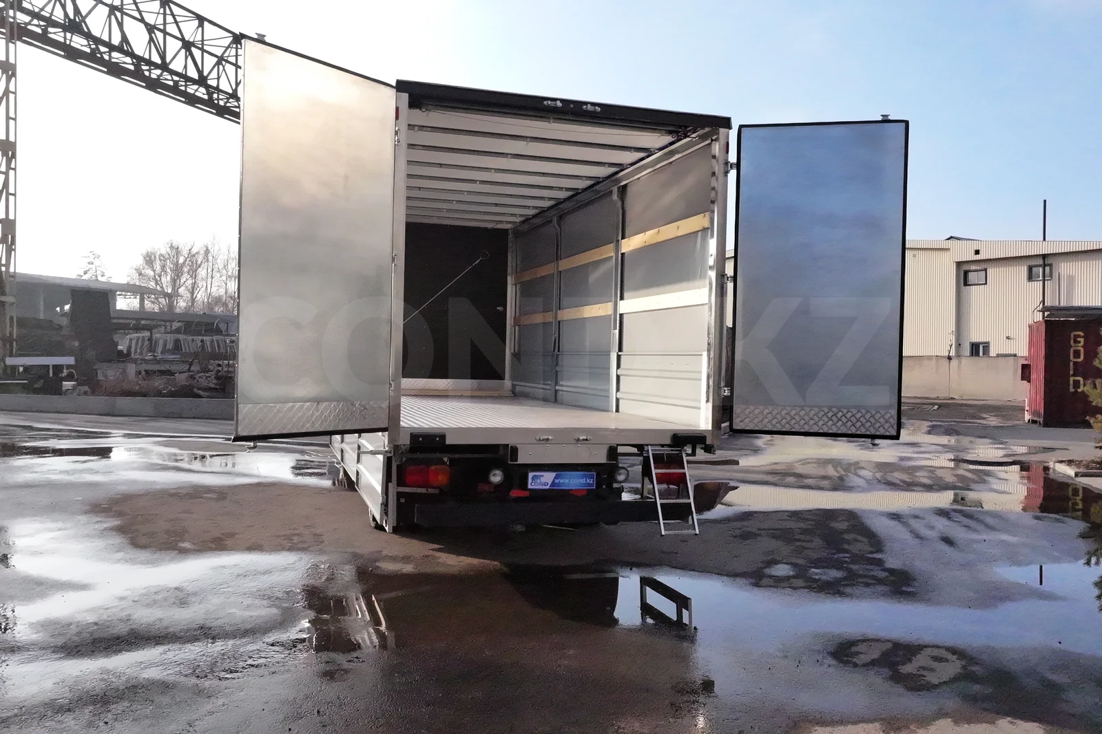 Евротент на шасси Hino 500 (GD) — задняя часть открыта, лестница разложена — COND