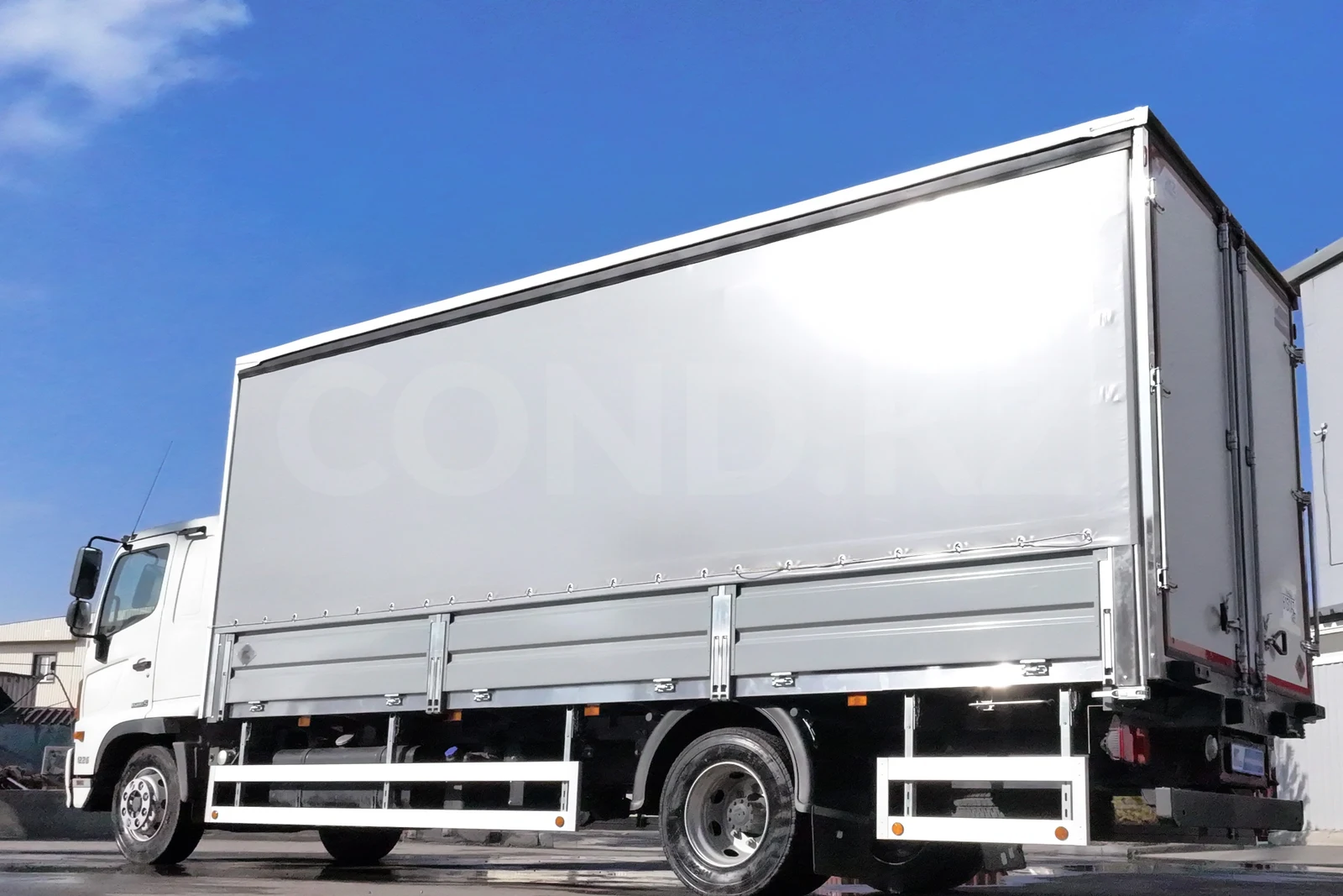 Евротент на шасси Hino 500 (GD) — задняя 3/4, тент закрыт — COND