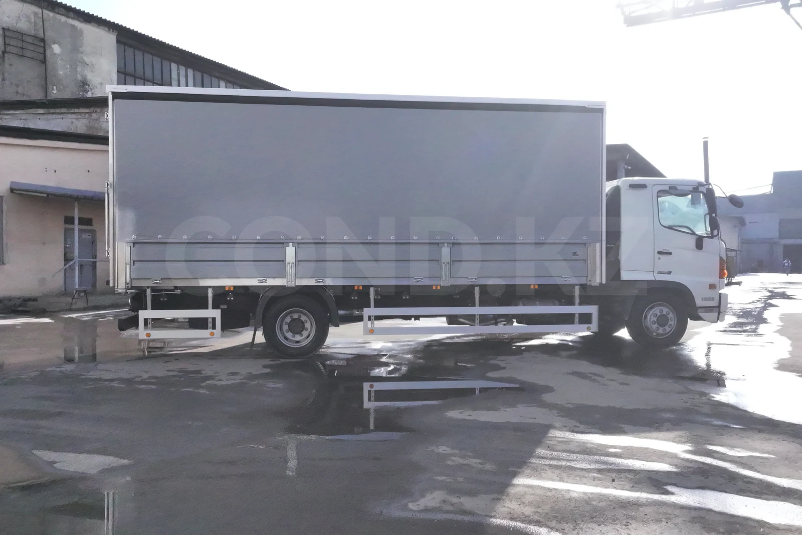 Евротент на шасси Hino 500 (GD) — левый борт, тент закрыт — COND