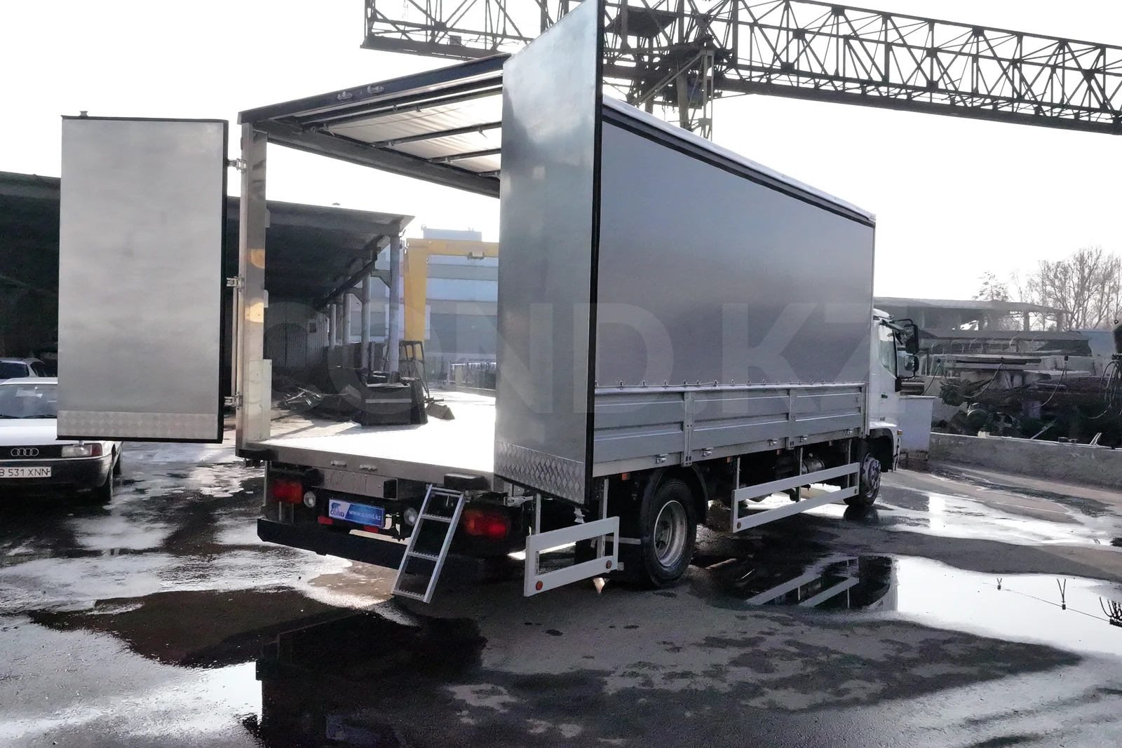 Евротент на шасси Hino 500 (GD) — откинутый задний борт и лестница — COND