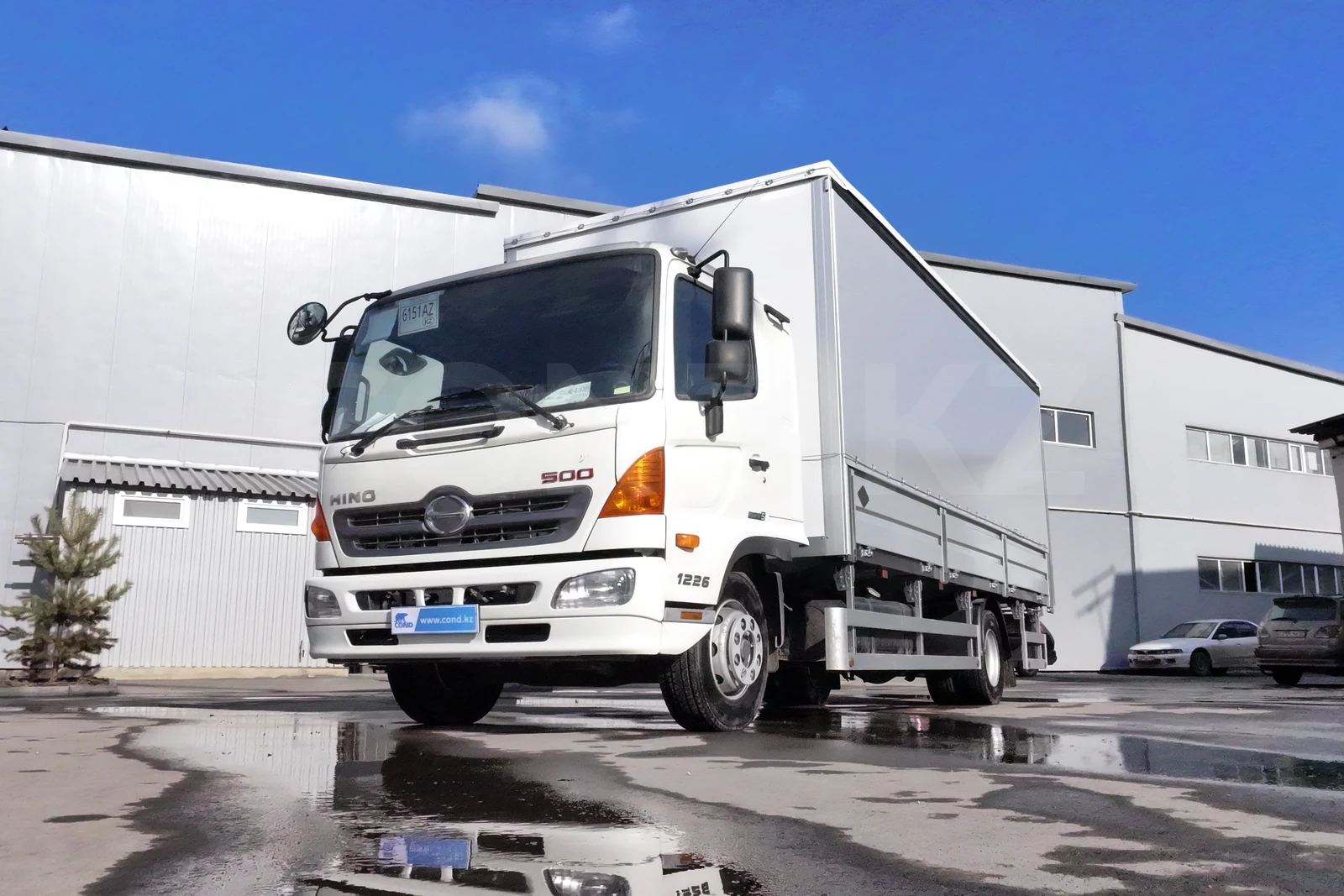 Евротент на шасси Hino 500 (GD) — передняя 3/4 у цеха COND — COND