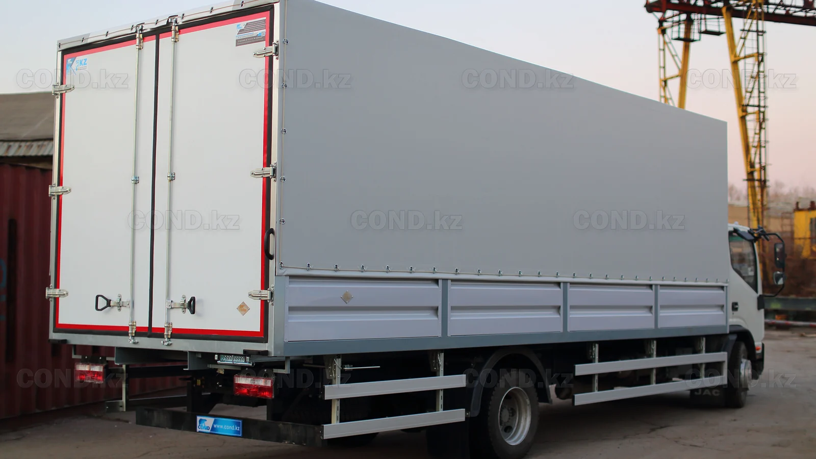 Борт-тент на шасси JAC N120 — задняя 3/4 — COND
